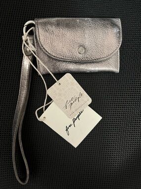 881. FREE PEOPLE Leather small Bag/ Wristlet in Metallic NWT $38
